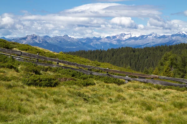Letní horské panorama s pastviny v Jižní Tyrolsko, Itálie — Stock fotografie