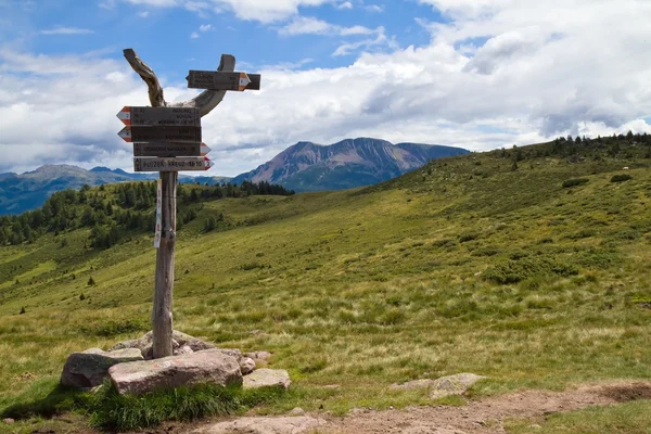 Znak post w górach w południowy tyrol, Włochy — Zdjęcie stockowe