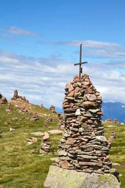 Adam İtalyan Alpleri'nde taş — Stok fotoğraf