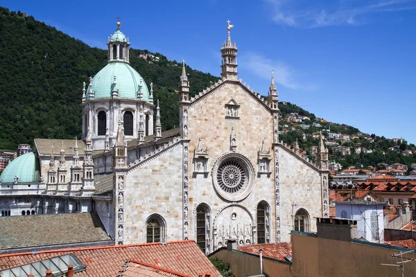 İtalya, Lombardiya'daki Como Gölü'nün üzerinde Ortaçağ como Katedrali