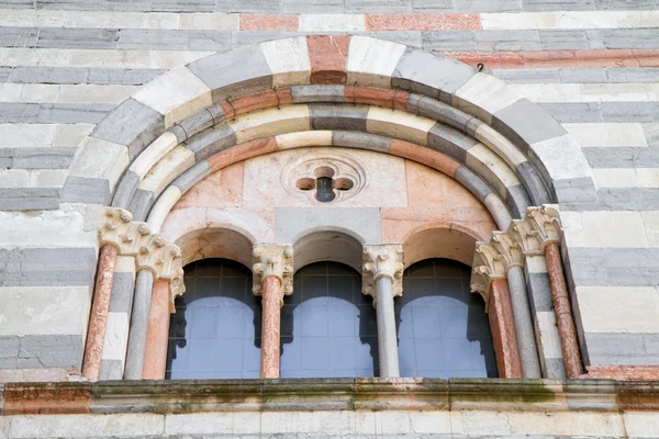 Facade of the medieval Como cathedral on Lake Como in Italy, Lombardy — Stock Photo, Image