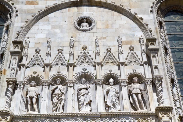 Fachada da catedral medieval de Como no Lago de Como, na Itália, Lombardia — Fotografia de Stock