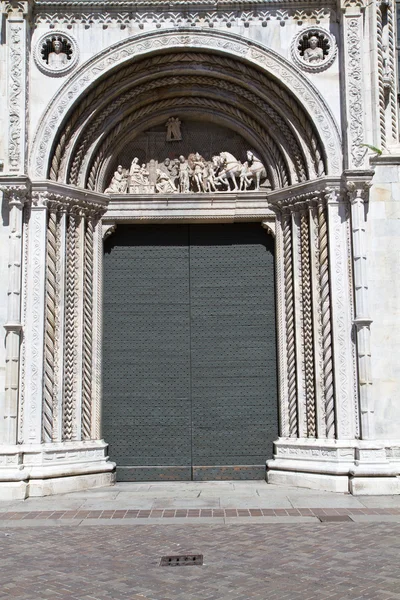 Gevel van de middeleeuwse como kathedraal aan het Comomeer in Italië, Lombardije — Stockfoto