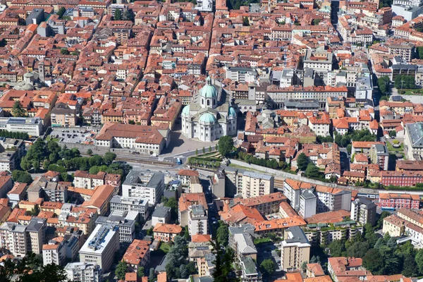 La piccola città di Como in Italia, Lombardia, dall'alto — Foto Stock