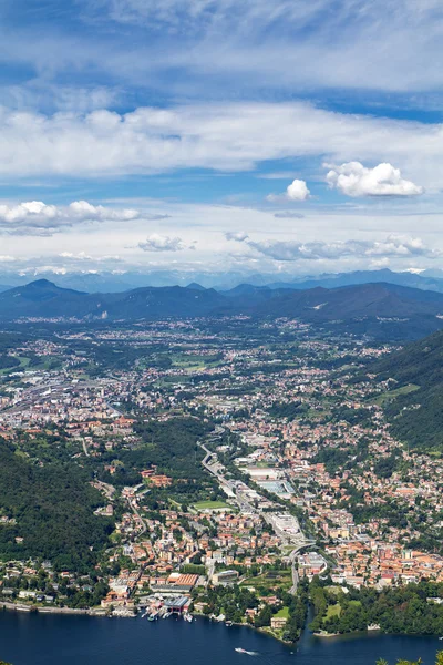Como-sjön, Italien, med utsikt över staden cernobbio och de schweiziska Alperna — Stockfoto