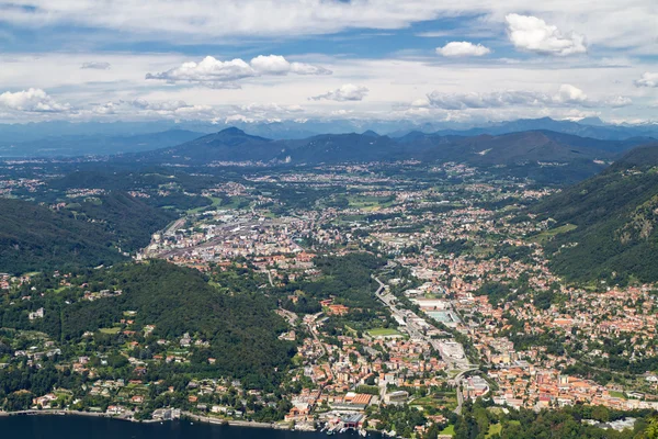 Lago di Como, Italia, con vista sulla città di Cernobbio e le Alpi svizzere — Foto Stock