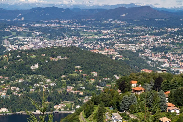 Il piccolo paese di Cernobbio sul Lago di Como, Italia, dall'alto — Foto Stock