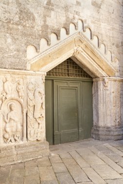 İtalya tarihi kilise kapısına