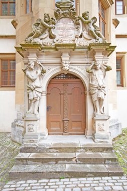 Alman bir köyde eski kapı