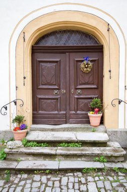 Alman bir köyde eski kapı