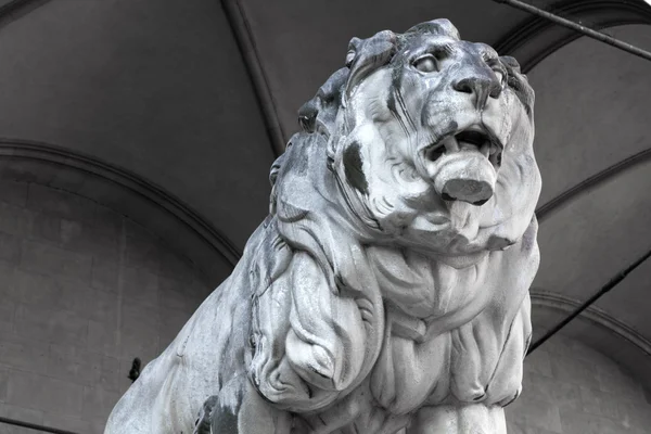 Estatua de león de piedra en el Feldherrnhalle en Munich, Baviera — Foto de Stock
