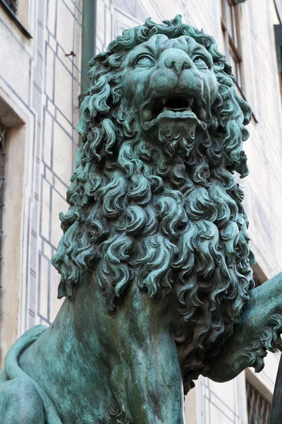 在慕尼黑的青铜狮子塑像 — 图库照片