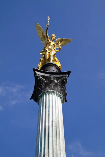 Den berömda "friedensengel" (angel stycke) i München, Bayern — Stockfoto