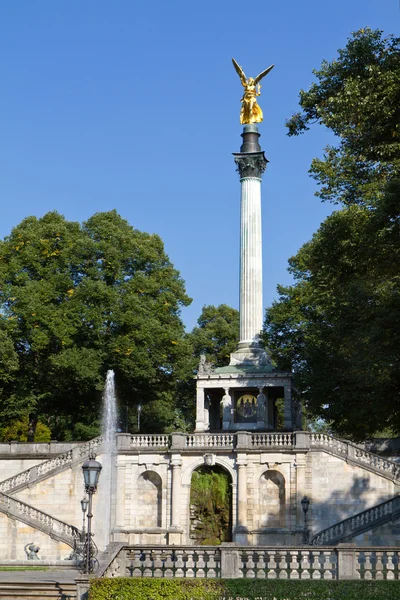 El famoso "Friedensengel" (ángel de la pieza) en Munich, Baviera — Foto de Stock