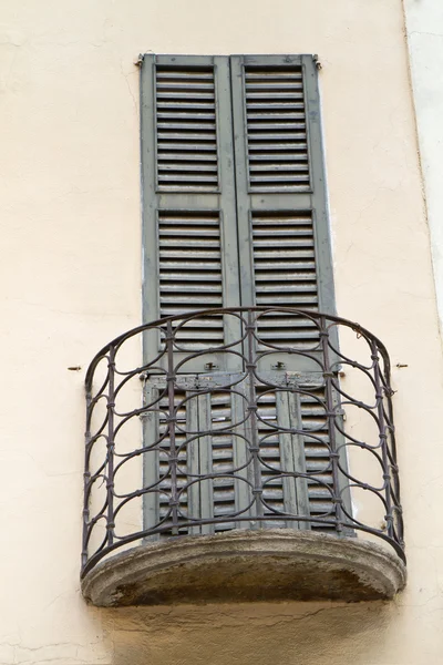 Tipik İtalyan balkon — Stok fotoğraf