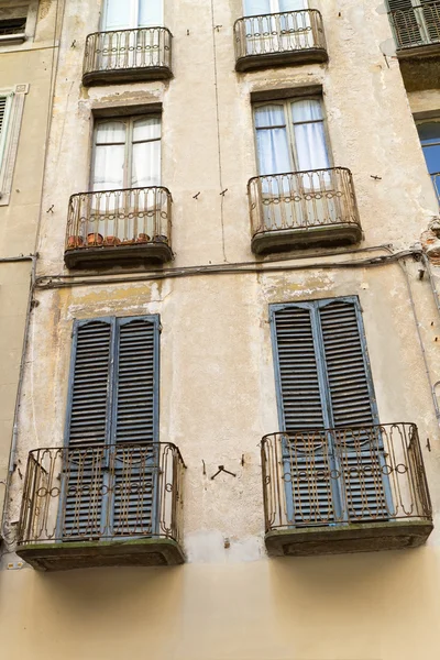 Tipikus olasz erkélyek egy lakóház — Stock Fotó