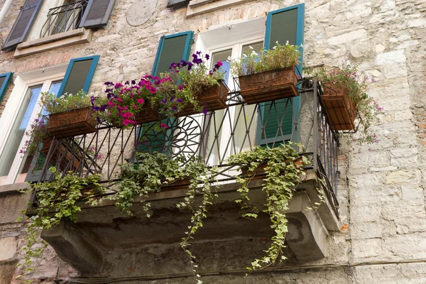 花の装飾バルコニーの典型的なイタリア — ストック写真