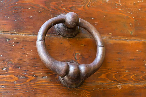Ancienne poignée de porte en métal et frappeur — Photo