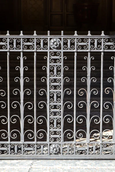 Kované železné dveře v Itálii — Stock fotografie