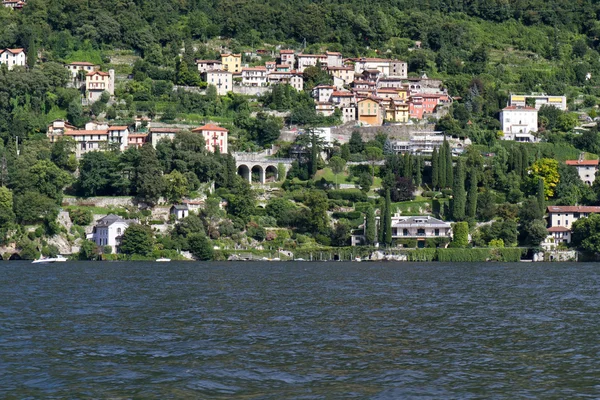 Bytové domy u jezera como v Itálii — Stock fotografie