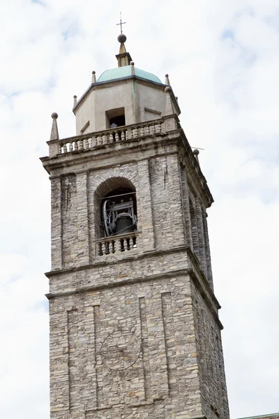 Zabytkowy kościół wieża w mieście como, Włochy — Zdjęcie stockowe