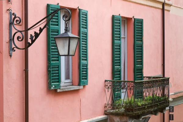 Maison résidentielle au lac de Côme dans le nord de l'Italie — Photo