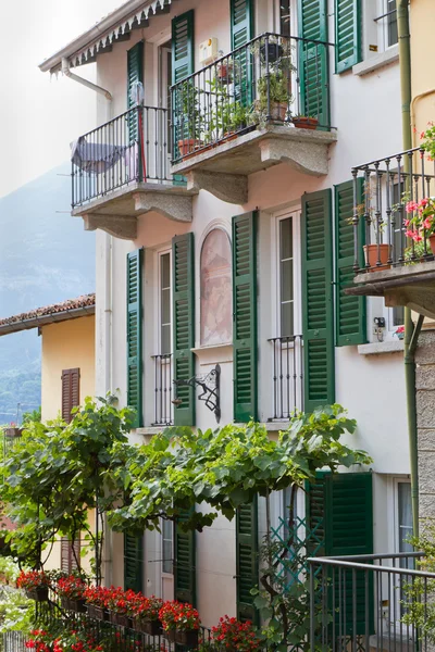Residential house at lake Como in Northern Italy — Stock Photo, Image