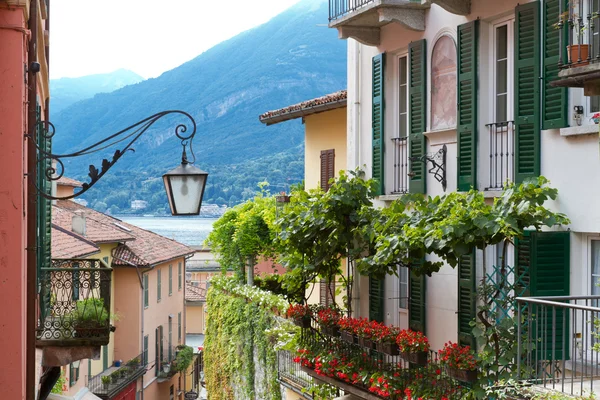 Residential house at lake Como in Northern Italy — Stock Photo, Image