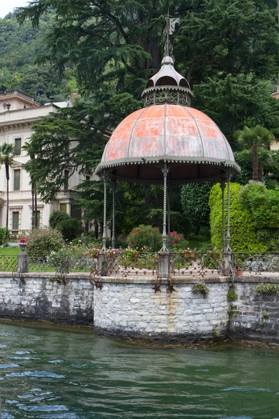 イタリアのコモ湖の岸にロマンチックなパビリオン — ストック写真