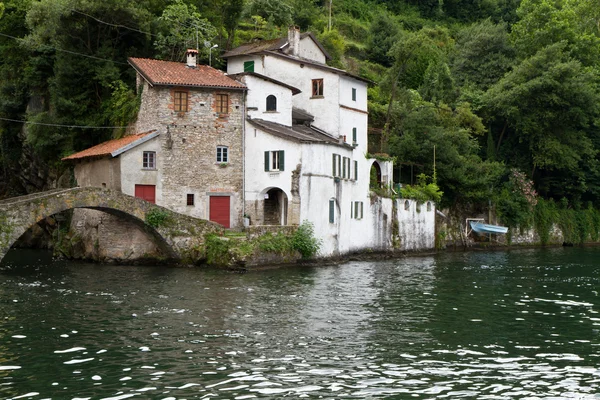 Velhas villas e casas em Nesso vila no lago Como, Itália — Fotografia de Stock