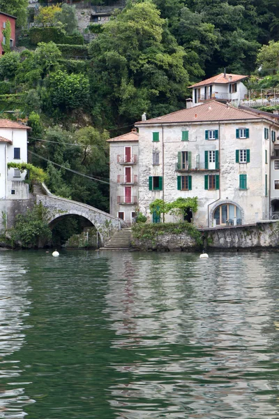Vieilles villas et maisons dans le village de Nesso au lac de Côme, Italie — Photo