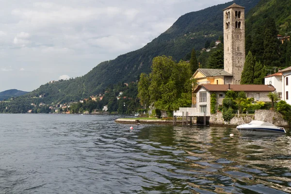 Pittoresco villaggio sulle rive del lago di Como, Italia — Foto Stock