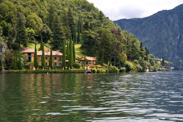 Βίλα και το όμορφο πάρκο στις όχθες της λίμνης Κόμο, Ιταλία — Φωτογραφία Αρχείου