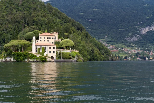 Den berømte "Villa del Balbanello" nær landsbyen Lenno at la – stockfoto