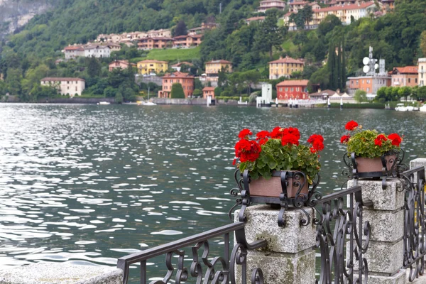 A pequena cidade de Menaggio no Lago de Como, na Itália — Fotografia de Stock