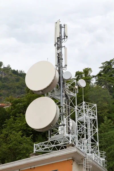 Olika antenn installerat på ett tak i Italien — Stockfoto