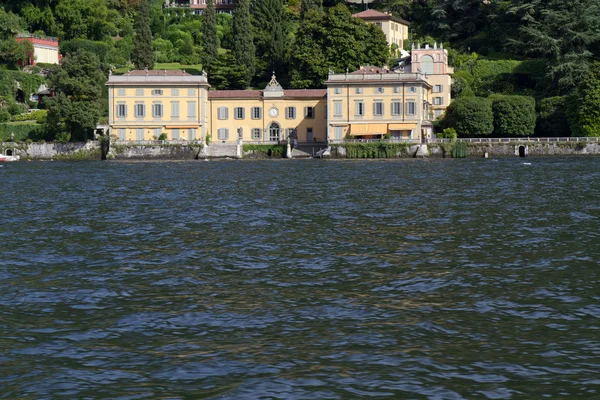 Gamla villa vid sjön como nära byn torno, Italien — Stockfoto
