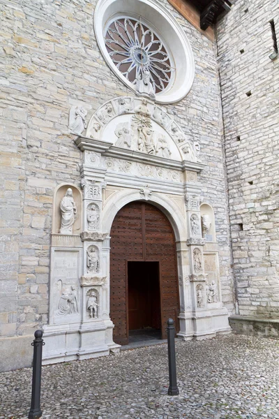 Historische kerk? San Giovanni? in het dorp van Torno, het Comomeer, Italië — Stockfoto