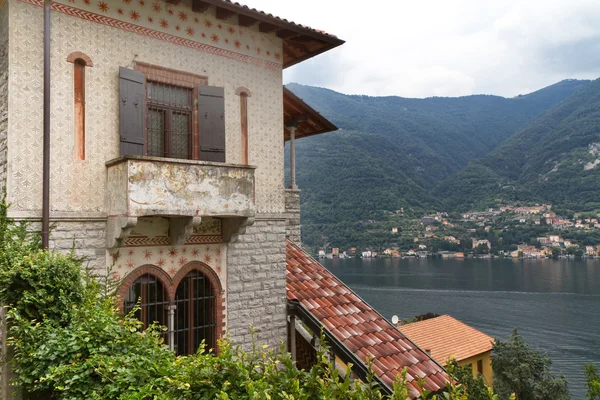 Vecchia villa con vista sul lago di Como — Foto Stock