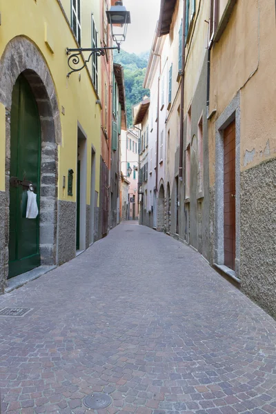 Allée dans le village italien de Torno — Photo