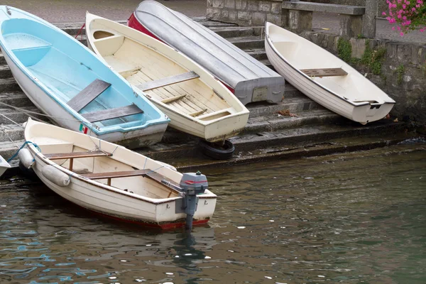 Лодки в крошечной гавани Торно на озере Комо в Италии — стоковое фото