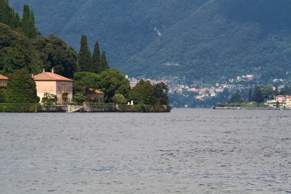 Lago de Como cerca del pueblo de Cernobbio, Italia — Foto de Stock