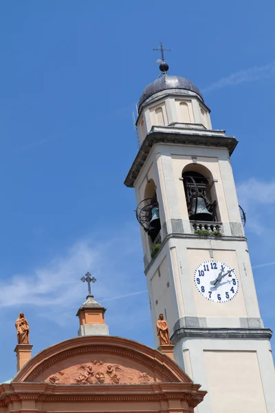 Историческая церковь у озера Комо в Италии — стоковое фото