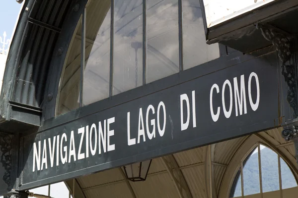 İtalya 'daki Como Gölü' ne iniş için işaret levhası. — Stok fotoğraf