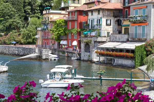 La piccola città di Varenna sul lago di Como in Italia — Foto Stock