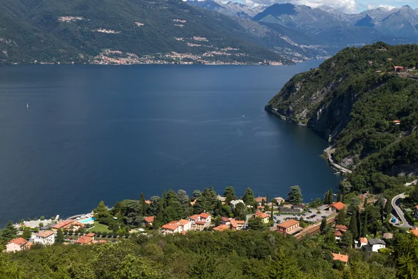 La piccola città di Varenna sul lago di Como in Italia — Foto Stock