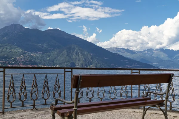 Bänk med utsikt över Comosjön i Italien — Stockfoto