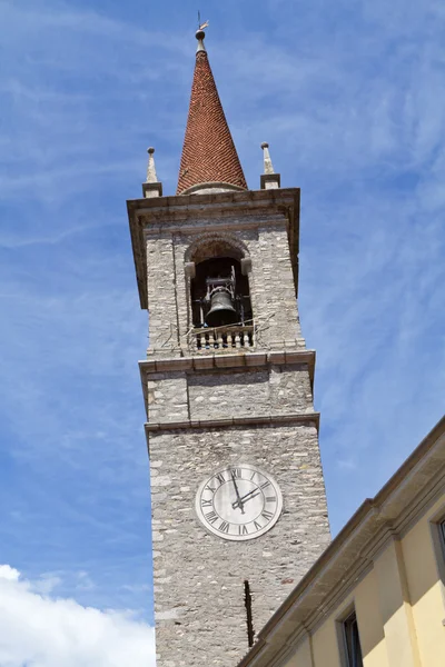 Chiesa storica nel paese di Varenna sul lago di Como in Italia — Foto Stock