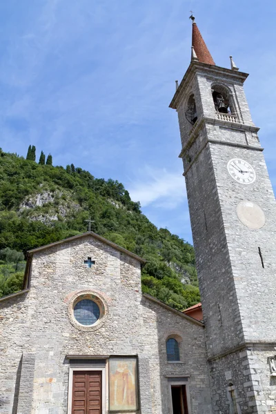 Ιστορική εκκλησία στο χωριό varenna στη λίμνη Κόμο της Ιταλίας — Φωτογραφία Αρχείου