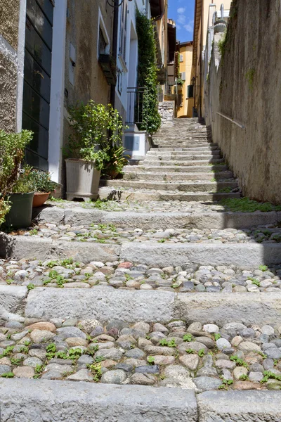Pittoresk steegje in het kleine stadje van varenna aan het Comomeer, Italië — Stockfoto